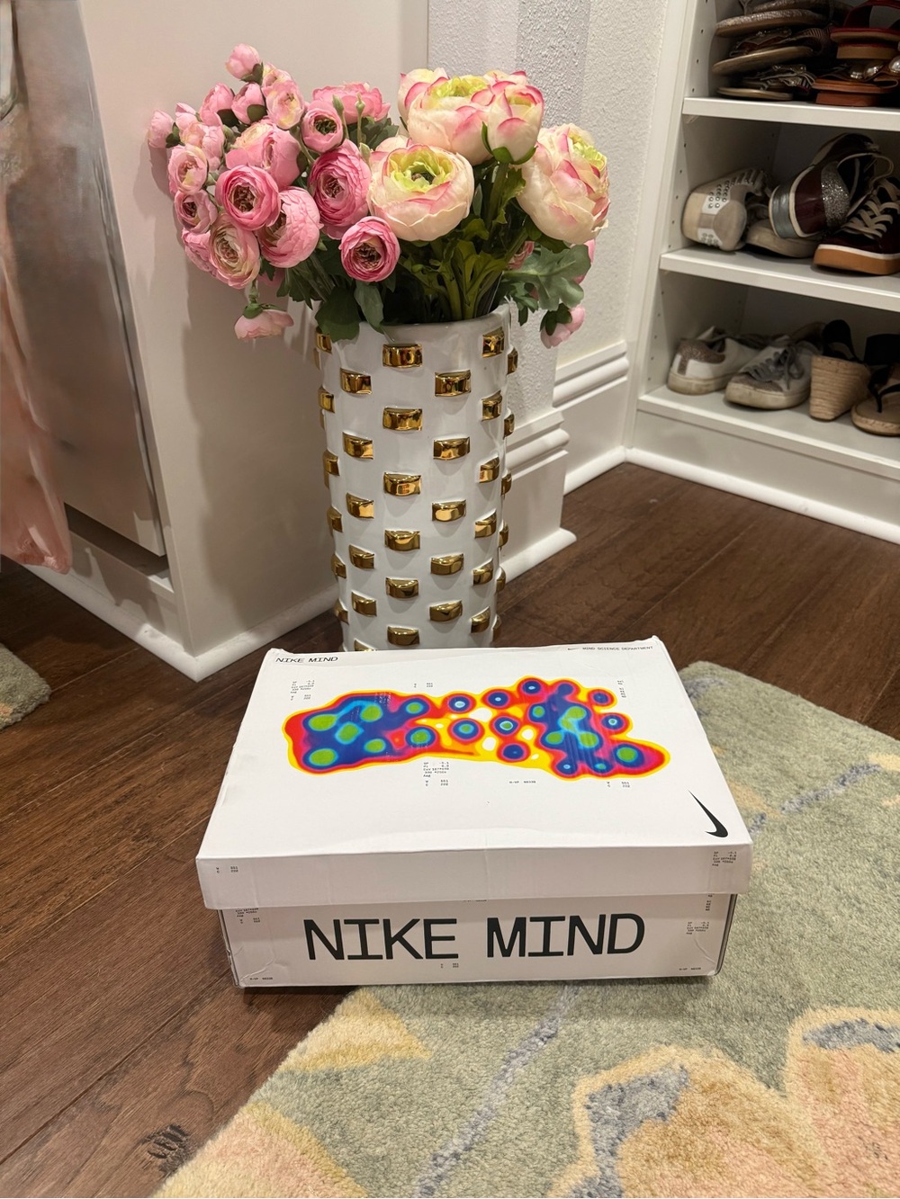 Nike Mind NWT with Multicolor Heatmap Graphic